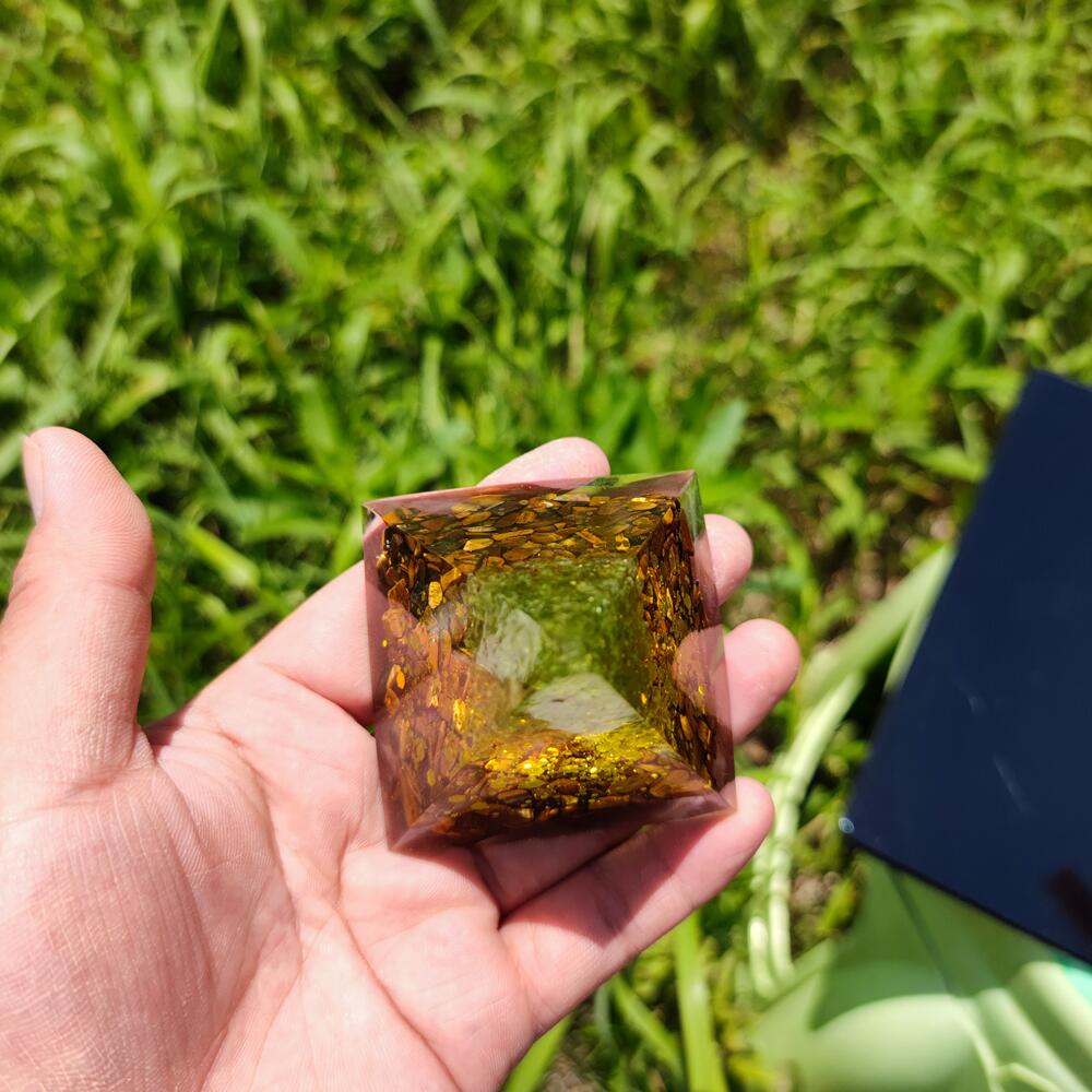 Pyramide Orgonite 60mm fait à la main Arbre de Vie
